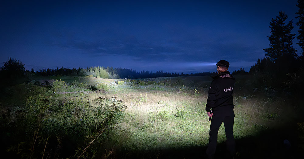 Fenix HT18R jakt- och sökficklampa ljusbild